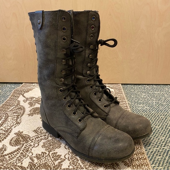 Madden Girl Galeriaa Charcoal Grey Pleather Lace-up Zippered Boots Sz 6 Like New - Picture 3 of 9